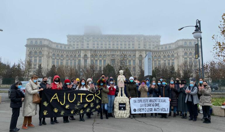 Petiţie împotriva adulţilor care profită de inocenţa copiilor. Momentan, România nu-şi protejează copiii de violatori