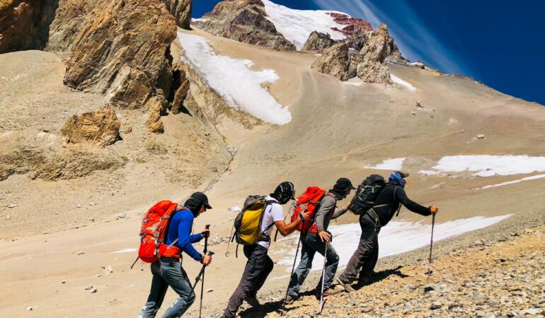 Doi tineri români nevăzători au cucerit cel mai înalt munte al continentului american