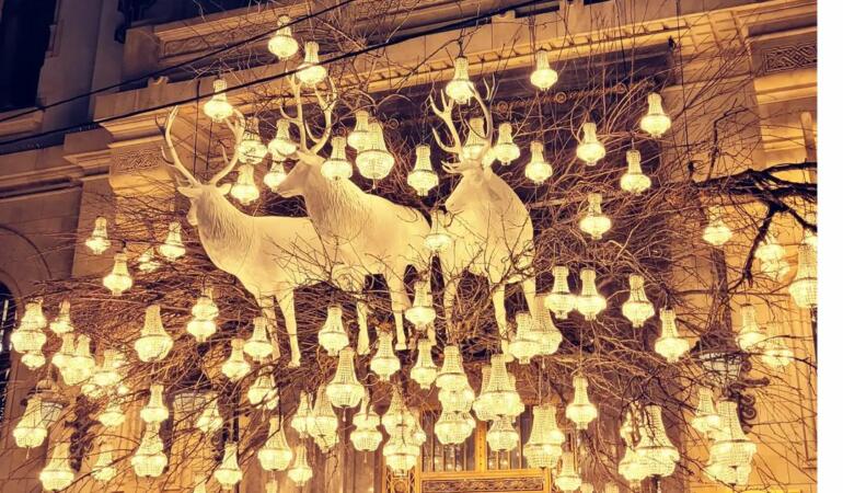 Locuri de poveste din România. Cea mai frumoasă decorațiune de Crăciun, pe o clădire de poveste. Apare și în romanul Moromeții