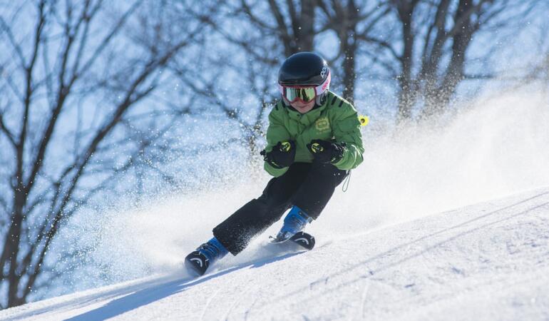 De ce să mergeţi în vacanţă la schi cu copiii. Beneficiile schiatului