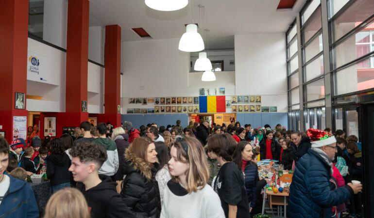 Elevii de la 25 de şcoli au strâns 100.000 de euro în urma târgurilor de Crăciun