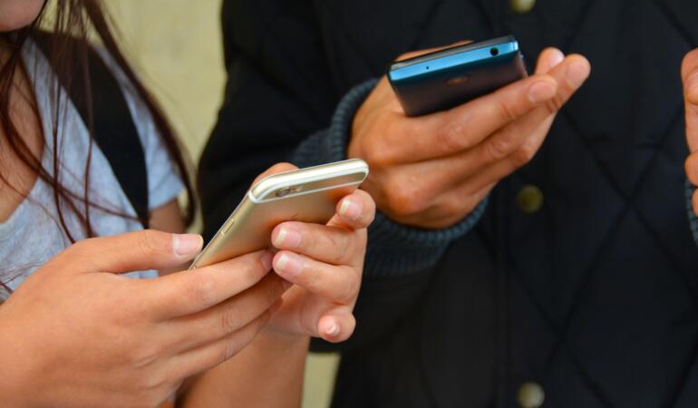 Italia interzice folosirea telefoanelor la ore. Părerile părinților din România
