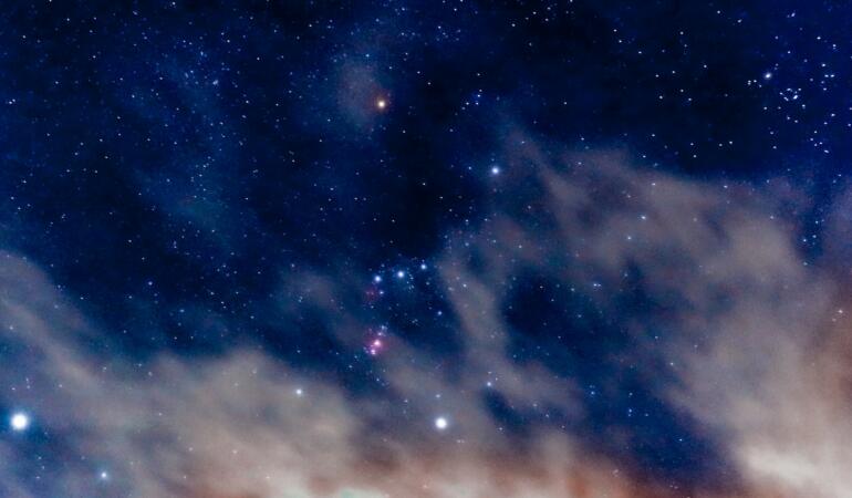 Dacă priviți stelele, veți descoperi un câine. Are la zgardă o stea strălucitoare