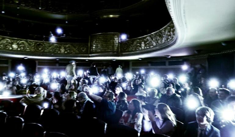 O SCRISOARE PIERDUTĂ s-a jucat cu scena luminată de spectatori, cu telefoanele, la Timișoara