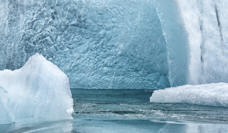 Ce s-a întâmplat cu cel mai mare iceberg din lume. Acum sunt două imensități de gheață în derivă