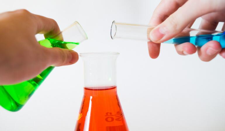 „Laboratoare deschise elevilor”, programul prin care aceștia descoperă chimia