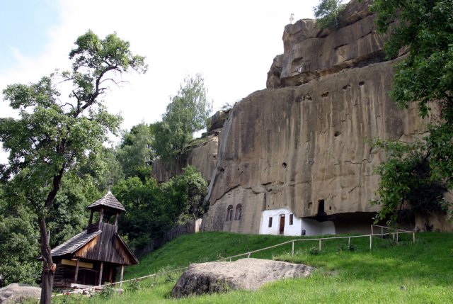 Locuri de poveste din România. Mănăstirea Corbii de Piatră