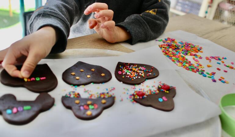 8 martie, sărbătorit de copii cu un atelier de turtă dulce