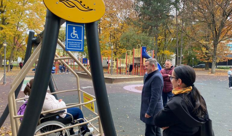 Balansoarul pentru persoanele cu dizabilități din Bistrița, blocat. S-au rănit mai mulți copii