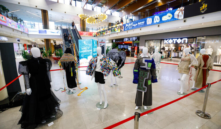 Moda viitorului, de văzut și de luat exemplu: haine create din PET-uri și materiale reciclabile