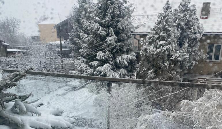 Iarnă în aprilie. Imagini fabuloase pline de zăpadă din România