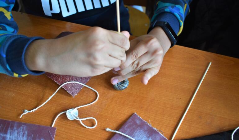 „Bijuterii ca-n epoca de piatră” – atelier pentru elevii dintr-o comună timișeană