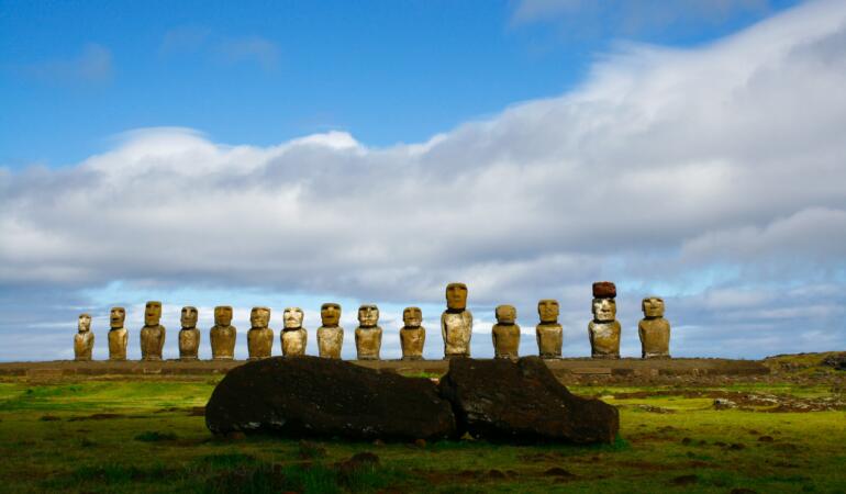 MISTERELE LUMII, ISTORII NEELUCIDATE. Statuile gigantice Moai de pe Insula Paștelui