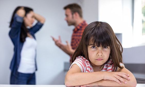 Părinții care divorțează ar trebui să țină cont. Sfaturi pentru a-i afecta cât mai puțin pe copii