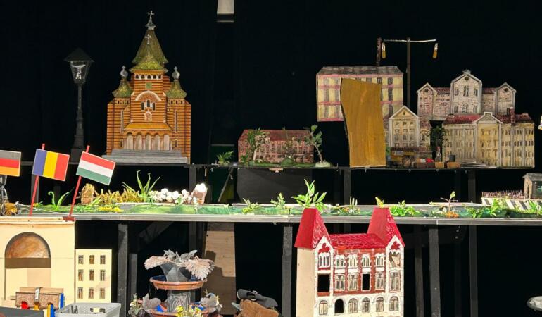 „Orașul luminilor”, un spectacol de păpuși bazat pe materiale reciclabile
