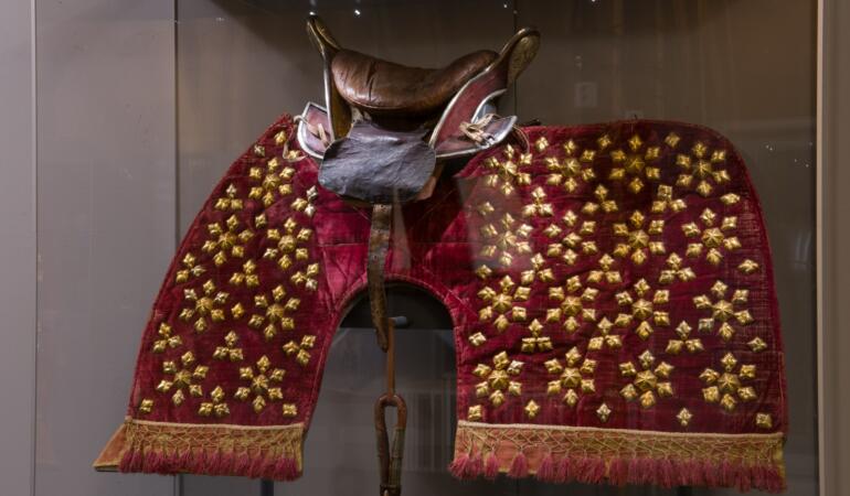 Comorile muzeelor: Pătură de șa cu decorațiuni aurite – O capodoberă a secolului al XVII-lea