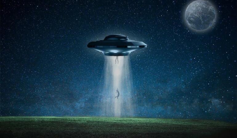 Despre OZN-uri și extratereștri. Un obiect zburător neidentificat a fost „răpit” în SUA