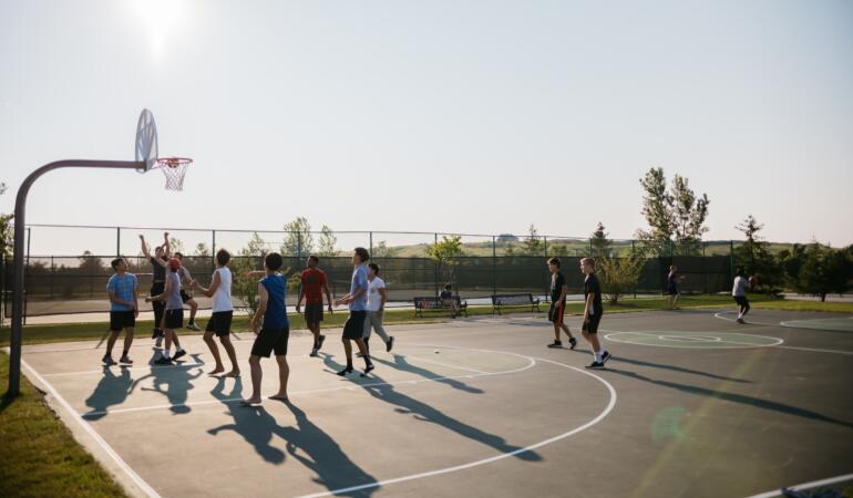 Elevii din Timișoara pot face sport în curțile școlilor