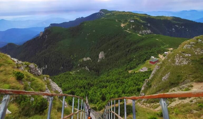 Locuri de poveste din România. În România e o scară care urcă spre cer. Are peste 500 de trepte