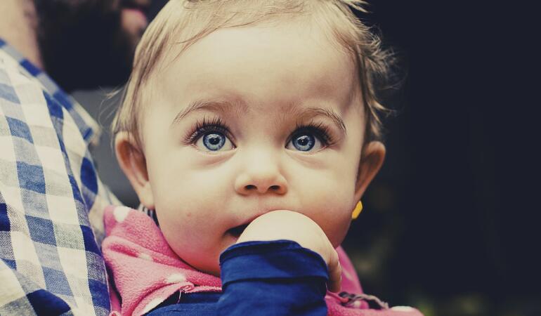 Oamenii cu ochi albaștri au un singur strămoș comun. Cum a apărut această culoare a ochilor