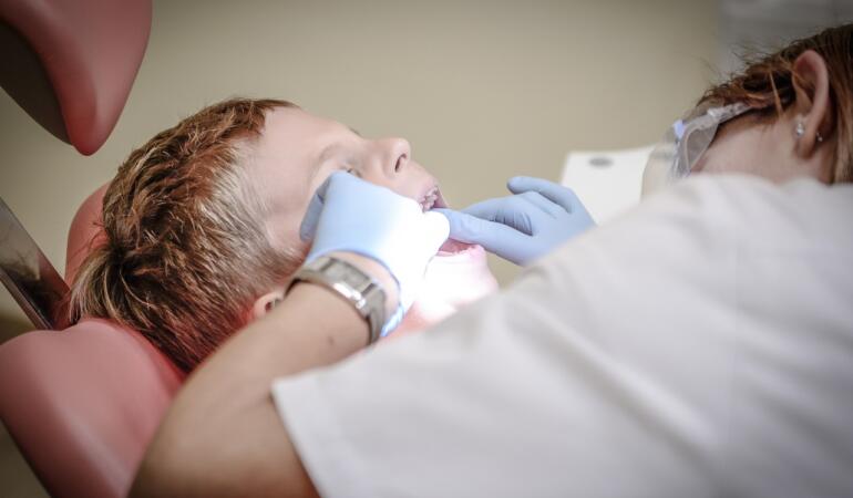 Importanța sănătății orale la copii. Elevii dintr-un mare oraș beneficiază de tratament gratuit