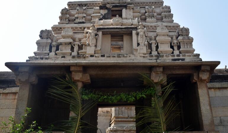 MISTERELE LUMII, ISTORII NEELUCIDATE. Stâlpul suspendat în aer care susține un întreg templu din India. O întrebare fără răspuns