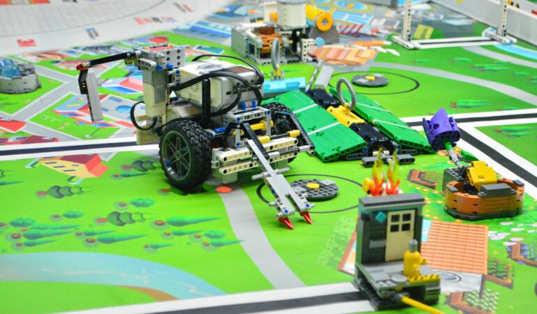 Zeci de elevi se întrec în construirea de roboți. Pasionații îi pot admira în cadrul competiției