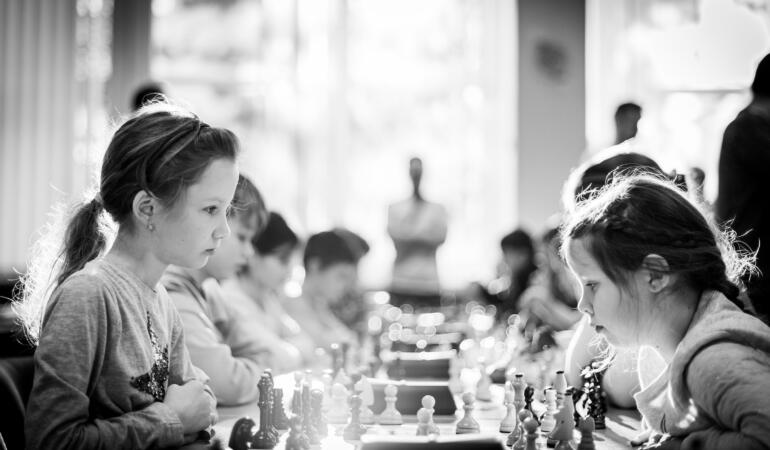 A început Campionatul European de Șah pentru Juniori. Sute de copii participă la competiție