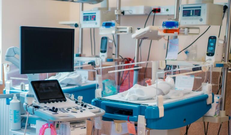 16 unități medicale, dotate cu aparatură modernă pentru îngrijirea nou – născuților