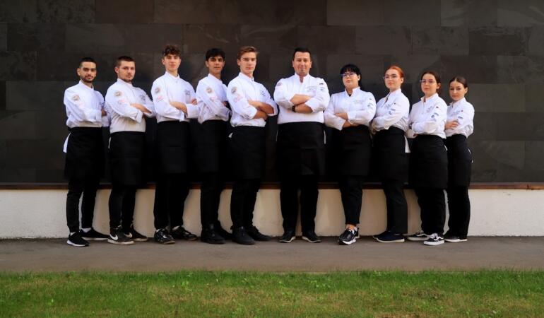O echipă de tineri reprezintă vestul țării la prima competiție gastronomică internațională. Se pregătesc intens