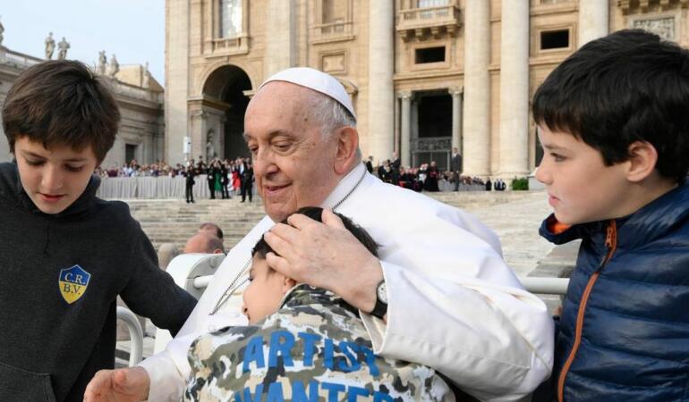 Papa Francisc a luat la plimbare câțiva copii. I-a primit în papamobilul său