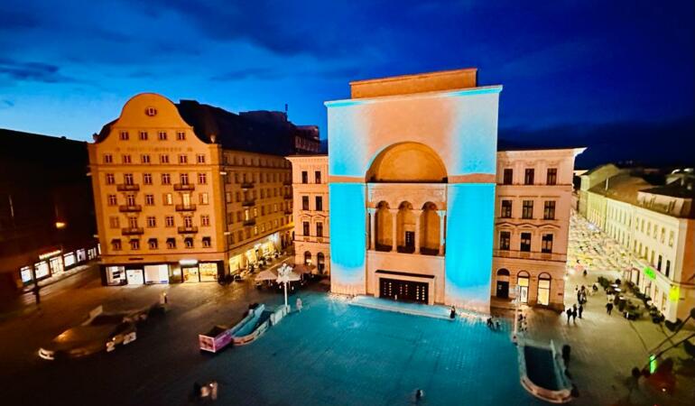 Teatrul din Timișoara a devenit turcoaz de Ziua Mondială a Dislexiei
