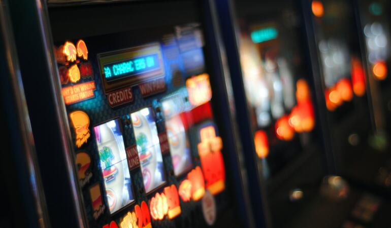 Noutăți privind domeniul jocurilor de noroc. Deși accesul minorilor este interzis, sunt tot mai mulți dependenți