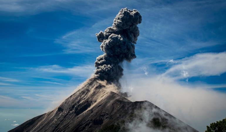 Ce se întâmplă cu vulcanii din Europa. Se pregătesc să erupă, sincronizat