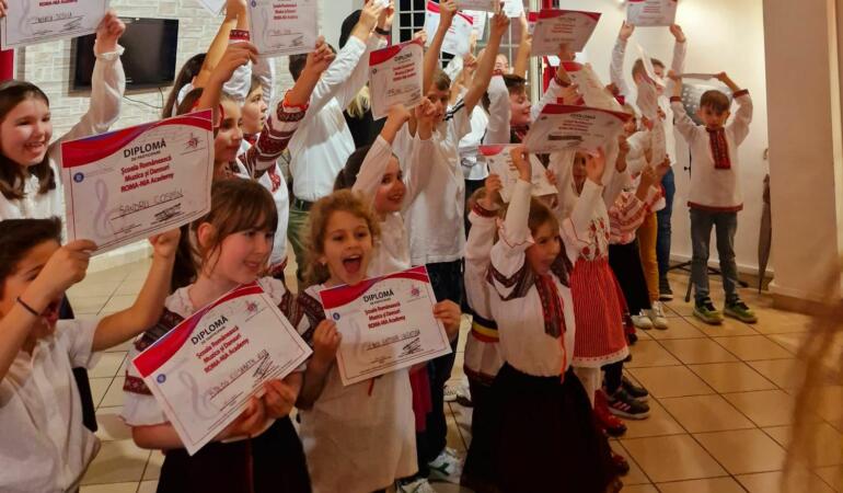 Copiii din diaspora învață limba română prin dans și cântece