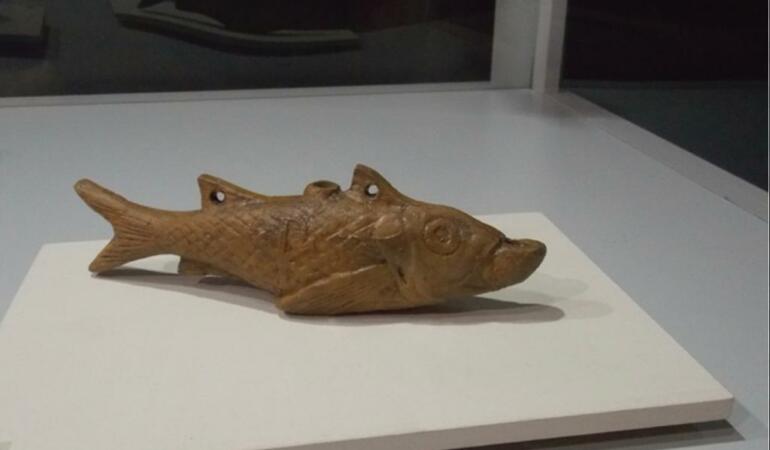 COMORILE MUZEELOR. Lampa  antică în formă de pește