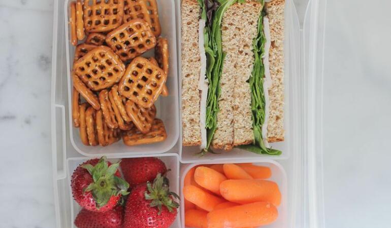 Masă sănătoasă pentru elevi – cine primește o mâncare caldă sau un pachet alimentar
