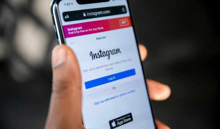Instagram limitează timpul petrecut de tineri în aplicație