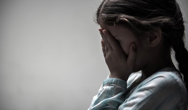 Se numără cazurile de abuz sexual în rândul copiilor. Cum recunoaștem semnele