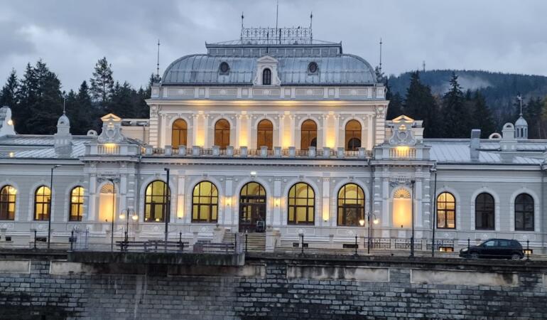 Locuri de poveste din România. Palatul Dornelor, fostul „Cazinou al Băilor”