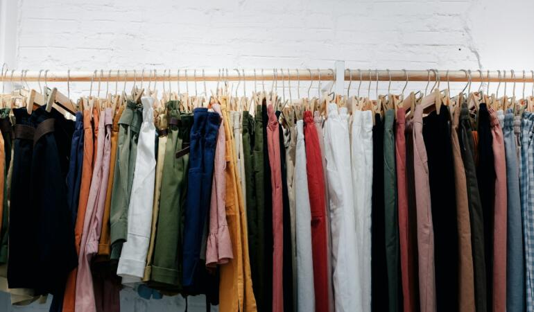 PRIN LUMEA MODEI. Cum ne scăpăm de hainele vechi în mod responsabil