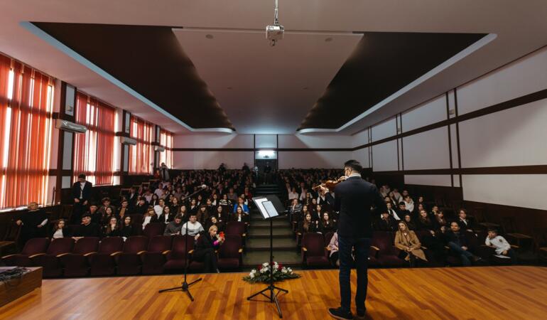 „Un Stradivarius în școli” – elevii fac cunoștință cu muzica clasică
