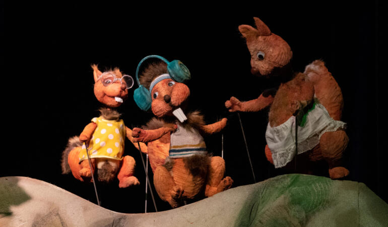 „Povestea celor trei veverițe” revine pe scena Teatrului „Puck”. Ce învață copiii