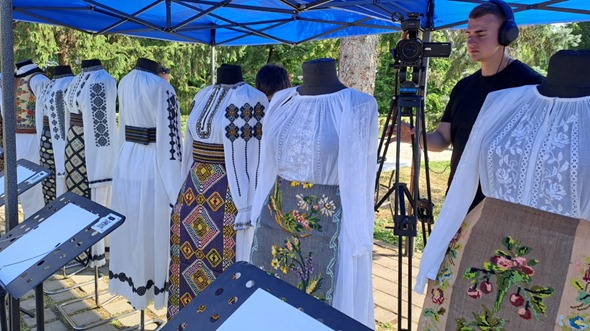 Expoziția costumelor populare pentru persoanele nevăzătoare la Festivalul Inimilor
