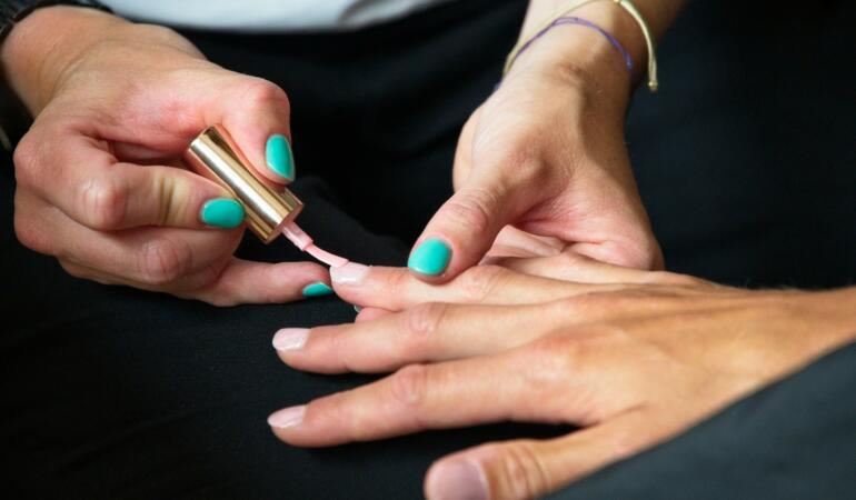 Care au fost primele femei care și-au făcut unghiile. Mii de ani, se dădeau cu ojă doar bărbații