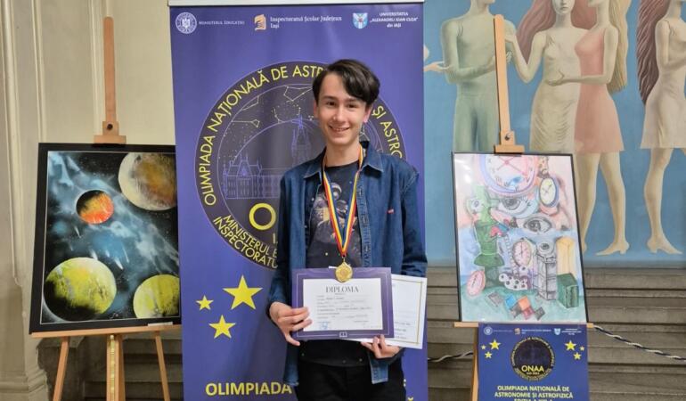 Alex, adolescentul calificat la două olimpiade internaționale de Astronomie