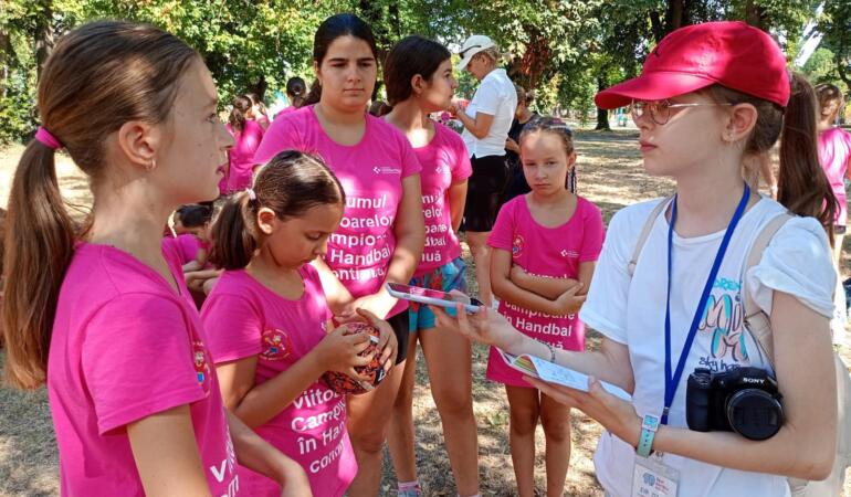 Despre handbal, un joc de echipă care te dezvoltă fizic, dar și mental. Interviu și reportaj la Street Mini Handbal Session