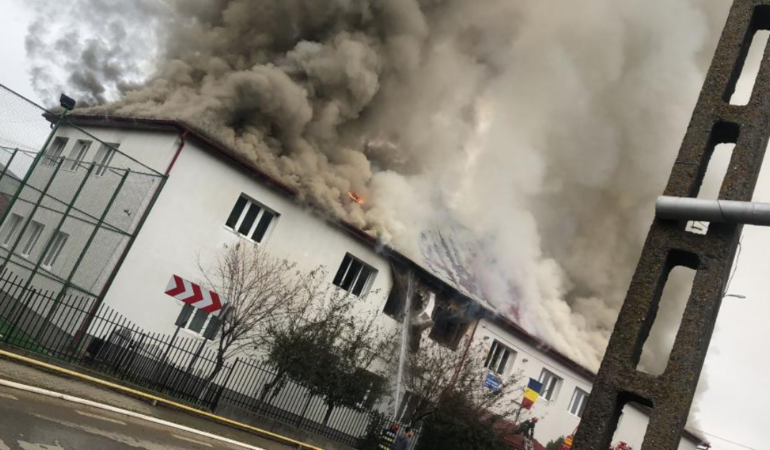 Povestea școlii din Sâncel, care a ars din temelii