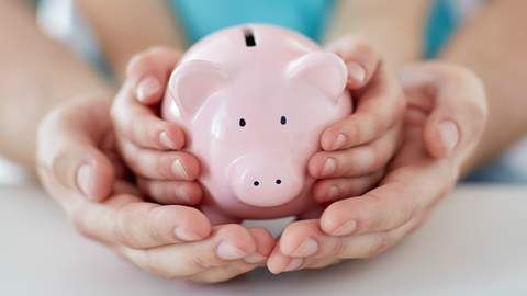 Roboțelul Pepper aduce educația financiară în școli